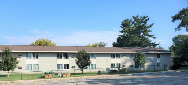 Ken-Rock Apartments in Rockford, IL - Building Photo - Building Photo