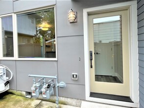 4974 NE 32nd Pl, Unit 4974 B in Portland, OR - Building Photo - Building Photo