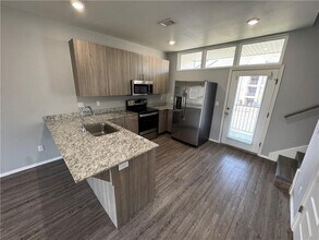 1636 S Razorback Rd in Fayetteville, AR - Foto de edificio - Building Photo