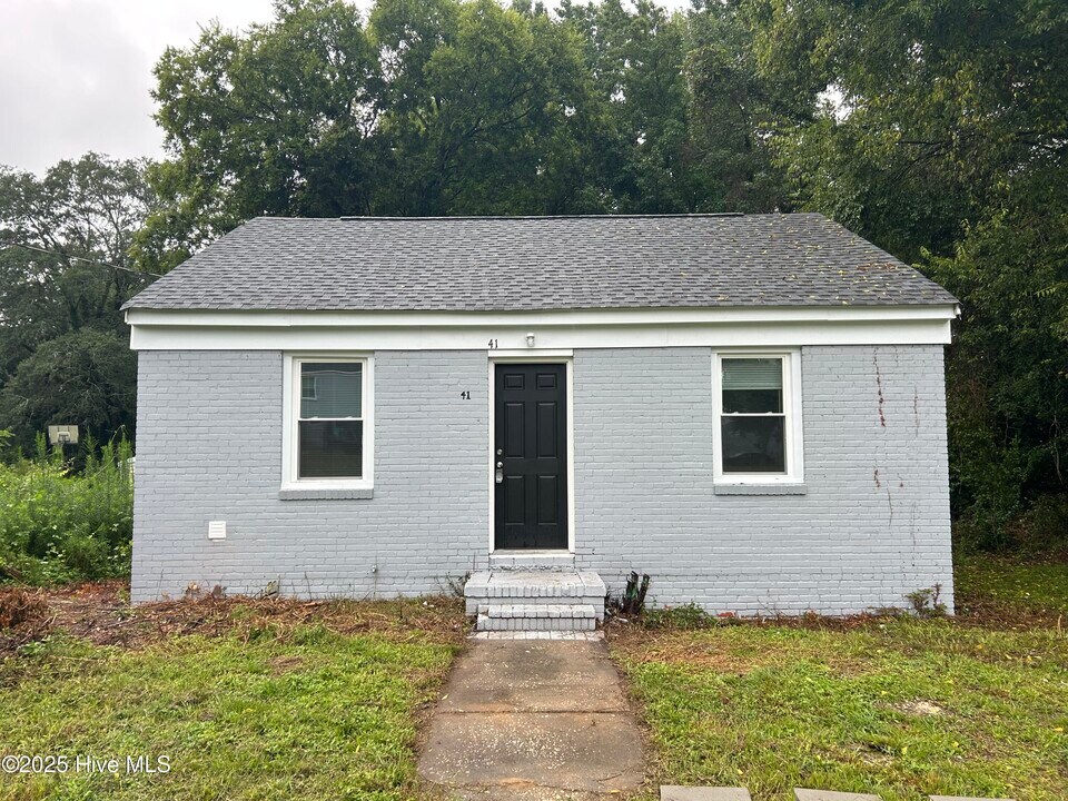 700 Ann St in Rockingham, NC - Foto de edificio