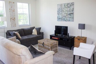 3145 NE 184th St in North Miami Beach, FL - Foto de edificio - Building Photo