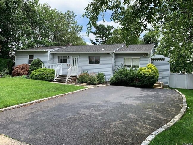 220 Central Park Rd in Plainview, NY - Building Photo - Building Photo