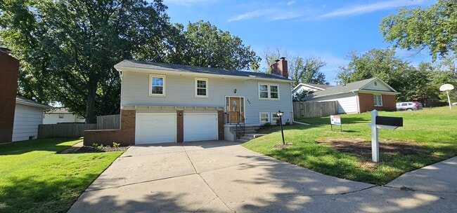 property at 884 E Greenway Ct