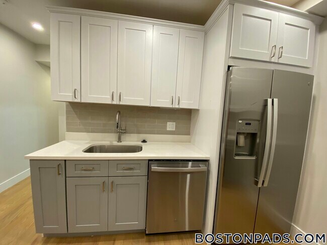 230 Tremont St, Unit 2 in Boston, MA - Building Photo - Building Photo
