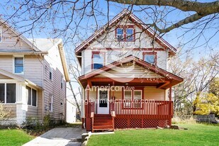 563 Garry Rd in Akron, OH - Building Photo