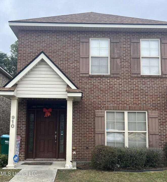 910 Jefferson Dr in Gulfport, MS - Foto de edificio