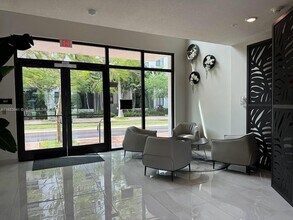 8363 NW 41st St in Doral, FL - Foto de edificio - Building Photo
