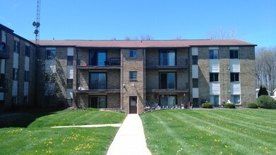 5190 Emil Ave SW, Unit 410 in Navarre, OH - Foto de edificio - Building Photo