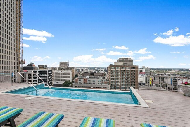 925 Common St in New Orleans, LA - Foto de edificio - Building Photo