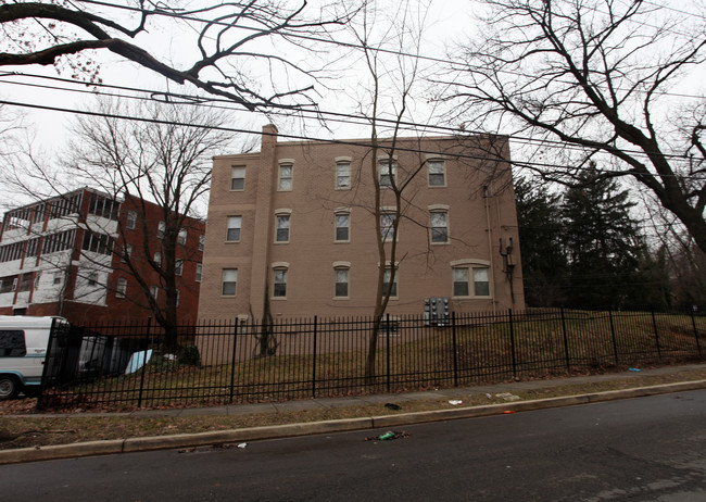 3031 Buena Vista Ter SE in Washington, DC - Foto de edificio - Building Photo