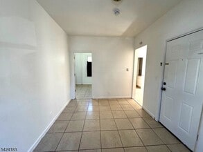 793 E 19th St, Unit 1 in Paterson, NJ - Foto de edificio - Building Photo