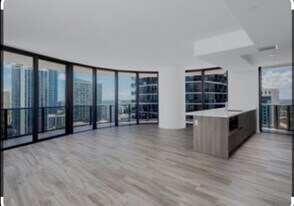 55 SW 9th St in Miami, FL - Building Photo