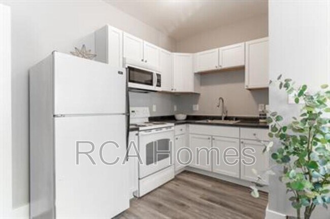 property at 2831 N Kenwood Ave