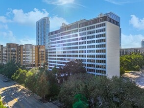 2701 Westheimer Rd in Houston, TX - Foto de edificio - Building Photo