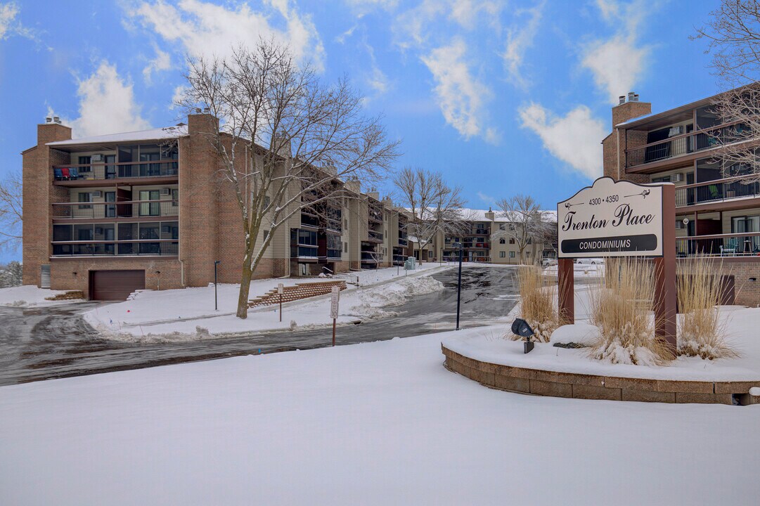 4350 Trenton Ln N, Unit 119 in Plymouth, MN - Building Photo