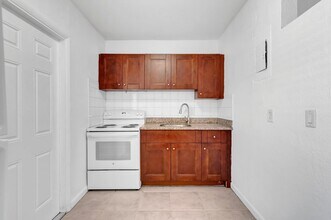 706 SE 4th Ave in Delray Beach, FL - Foto de edificio - Building Photo