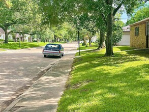 10003 Briar Forest Dr in Houston, TX - Foto de edificio - Building Photo