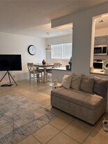 1100 NE 1st Ct, Unit 103 in Hallandale Beach, FL - Building Photo