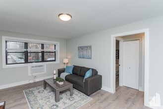530 W Surf St, Unit 511 in Chicago, IL - Building Photo - Building Photo