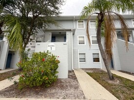 7009 Waterside Dr in Tampa, FL - Building Photo