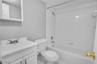 4617 Bayshore Dr in Naples, FL - Building Photo - Building Photo