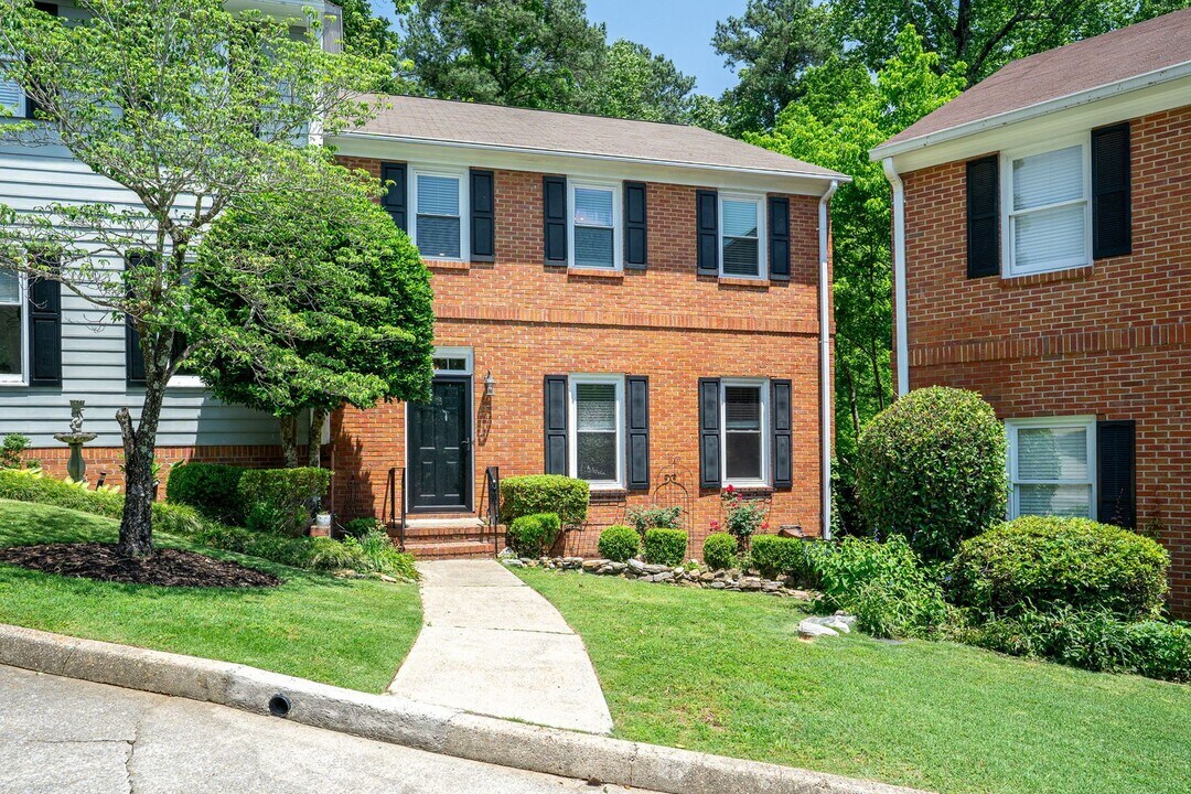 25 The Falls Dr in Vestavia Hills, AL - Building Photo