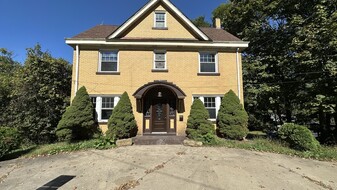 2518 Bethel Church Rd in Bethel Park, PA - Building Photo