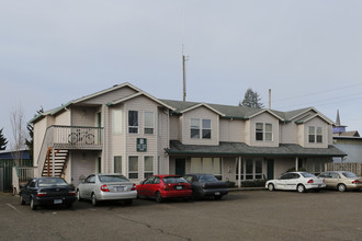 Hilltop Court Apartments in Oregon City, OR - Building Photo - Building Photo