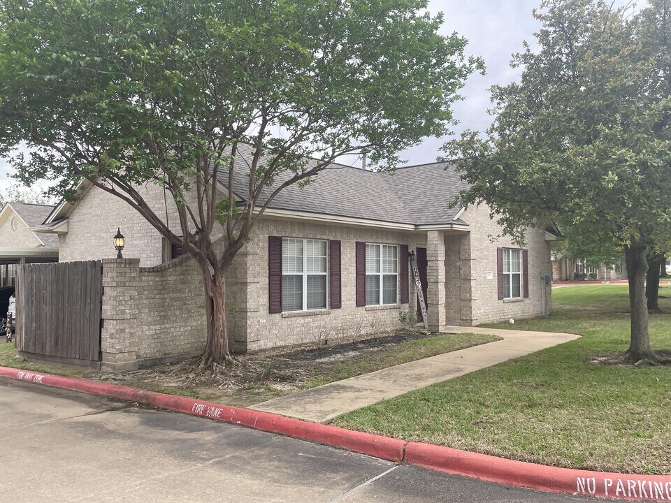 612 Townplace Dr in College Station, TX - Building Photo
