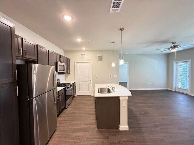 2102 Antoine Dr in Houston, TX - Foto de edificio - Building Photo