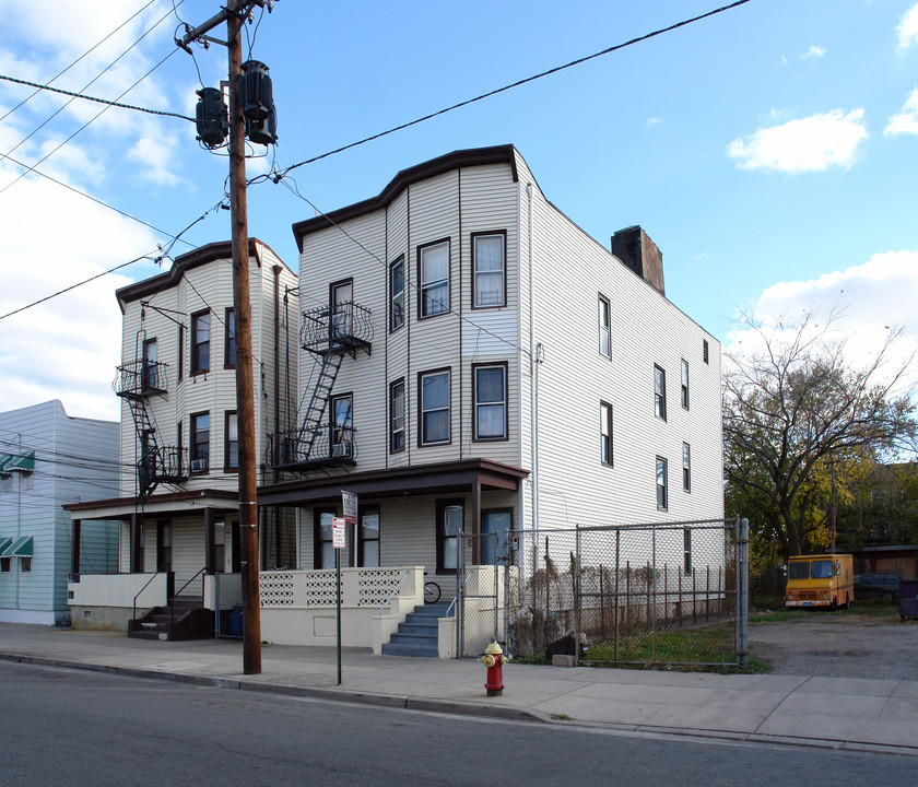 275 Oak St in Passaic, NJ - Foto de edificio