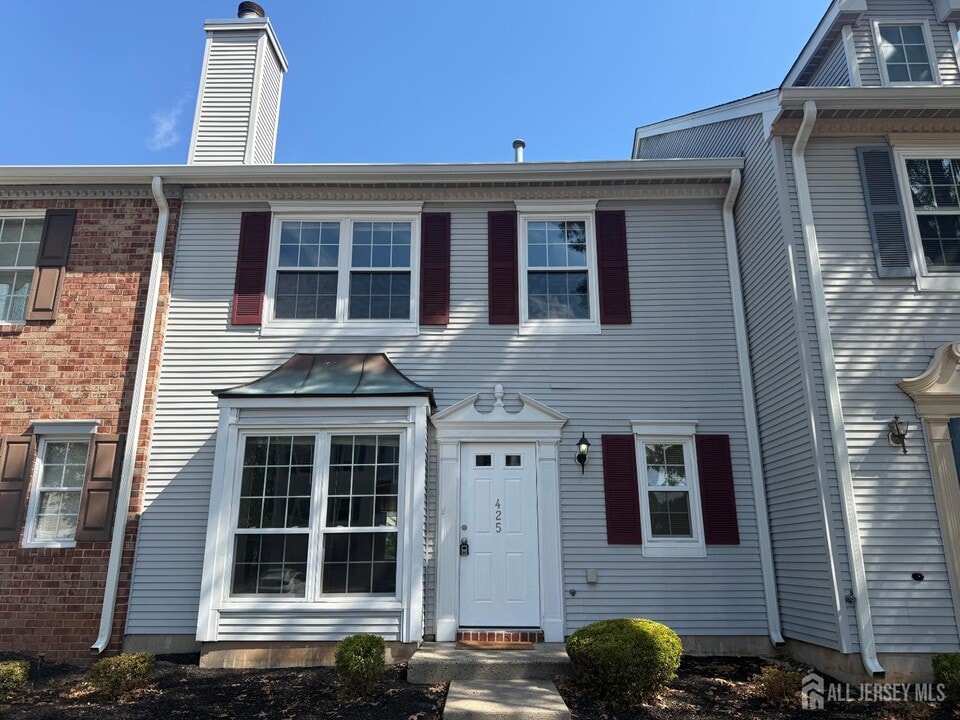 425 Northam Dr in North Brunswick, NJ - Building Photo