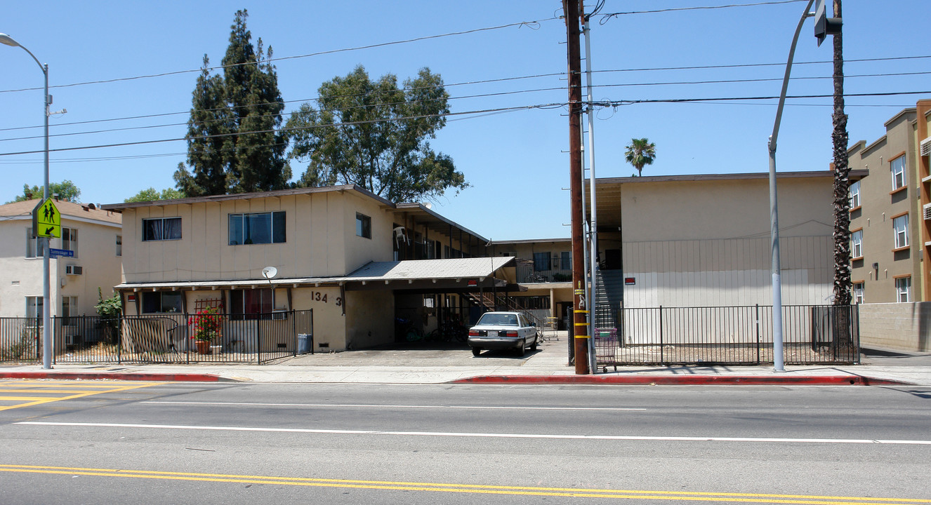 13463 Vanowen St in Van Nuys, CA - Building Photo