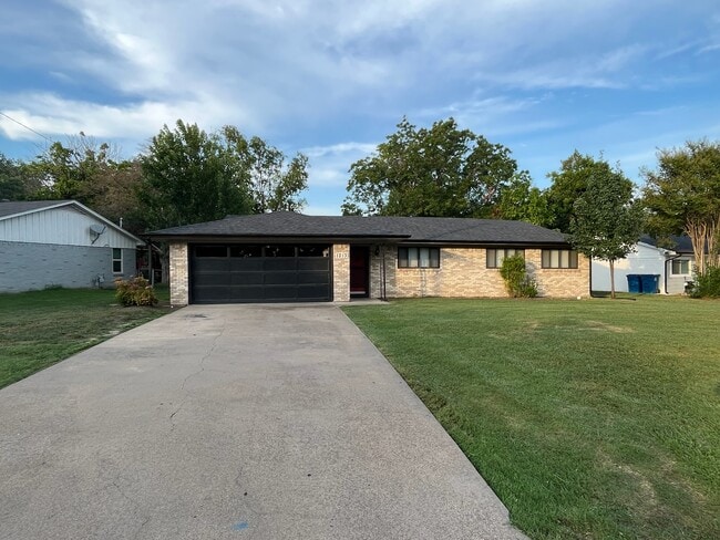 property at 1213 Crestview Dr