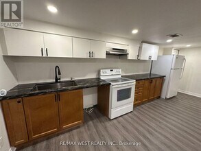 26 Walter Ave in Newmarket, ON - Building Photo - Building Photo