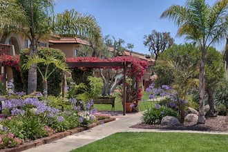 Los Arbolitos Apartments, Huntington Beach in Huntington Beach, CA - Foto de edificio - Building Photo