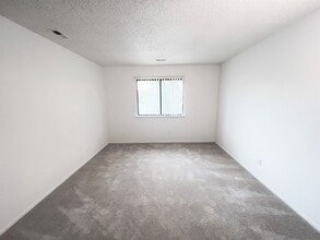 Sandhurst Apartments in Roseville, MI - Foto de edificio - Building Photo