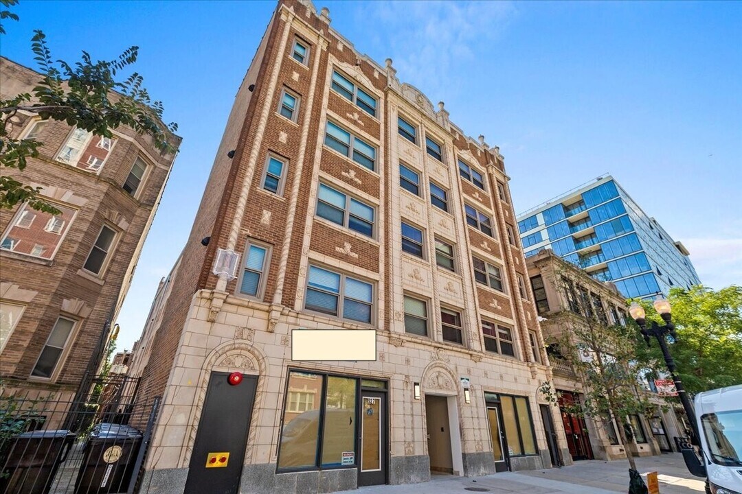 927 W Wilson Ave in Chicago, IL - Foto de edificio