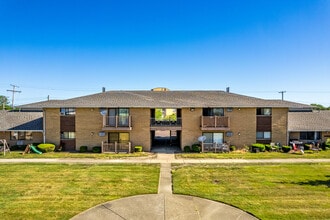 Bishop Park Apartments in Willoughby Hills, OH - Foto de edificio - Building Photo