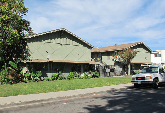 675 Karesh Ave in Pomona, CA - Foto de edificio - Building Photo