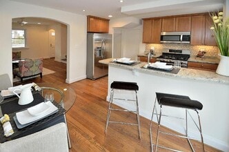 209 Wesmond Dr in Alexandria, VA - Foto de edificio - Building Photo