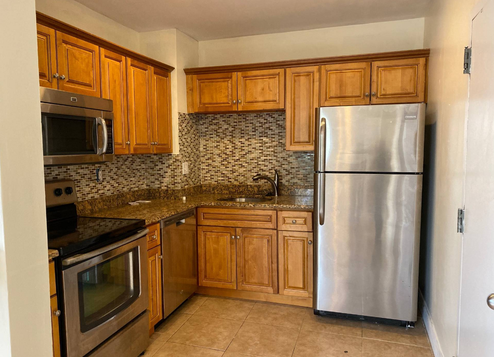 215 Maverick St, Unit 212-3 in Boston, MA - Building Photo