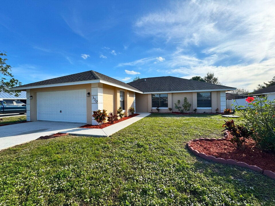 330 SE Inwood Ave in Port St. Lucie, FL - Building Photo