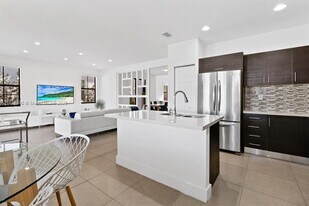 10545 NW 69th Ter in Doral, FL - Building Photo