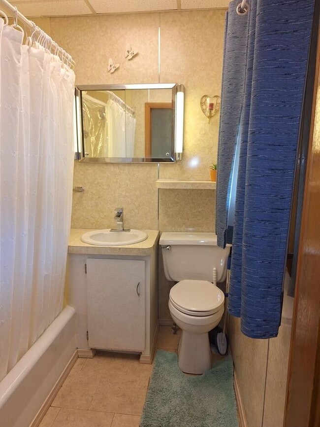 1050 Walnut St in Clinton, IN - Building Photo - Building Photo