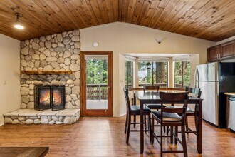 725 Ivy Ln in Lake Arrowhead, CA - Building Photo - Building Photo