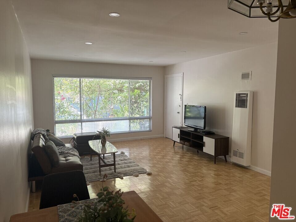 828 Lincoln Blvd in Santa Monica, CA - Building Photo