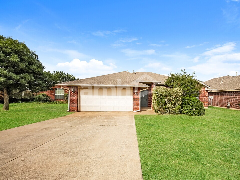 4129 Queens Dr in Moore, OK - Building Photo
