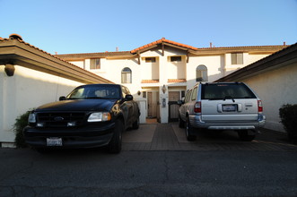 1630 S Maple St in Escondido, CA - Foto de edificio - Building Photo