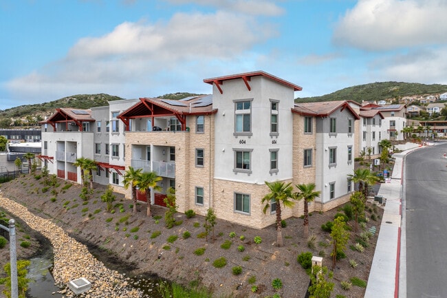 Alora Apartments in San Marcos, CA - Foto de edificio - Building Photo